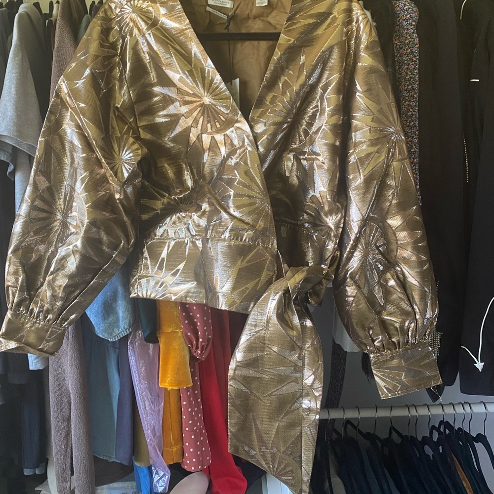 Brand New, Scotch and Soda top. Never worn, matching skirt available.